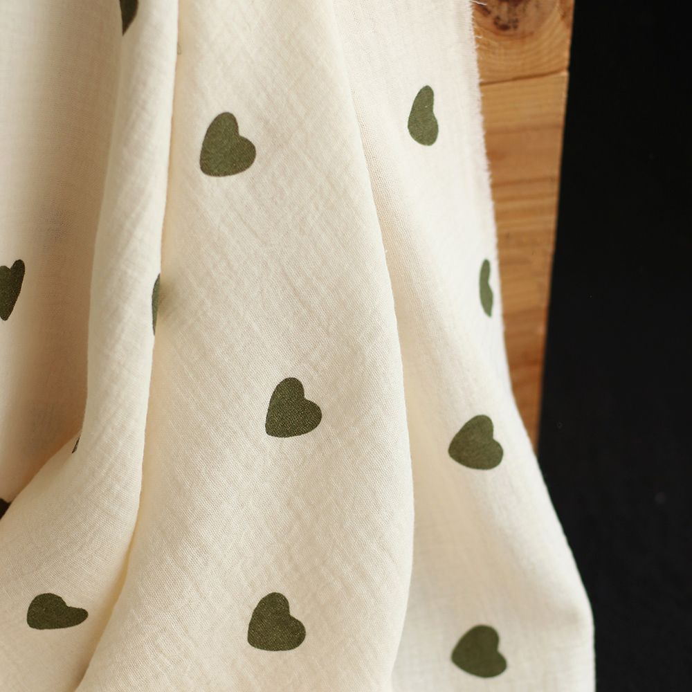 Manou - Double gaze de coton BIO exclusif écru à motif coeurs vert olive Manou - Double gaze de coton BIO exclusif écru à motif coeurs vert olive