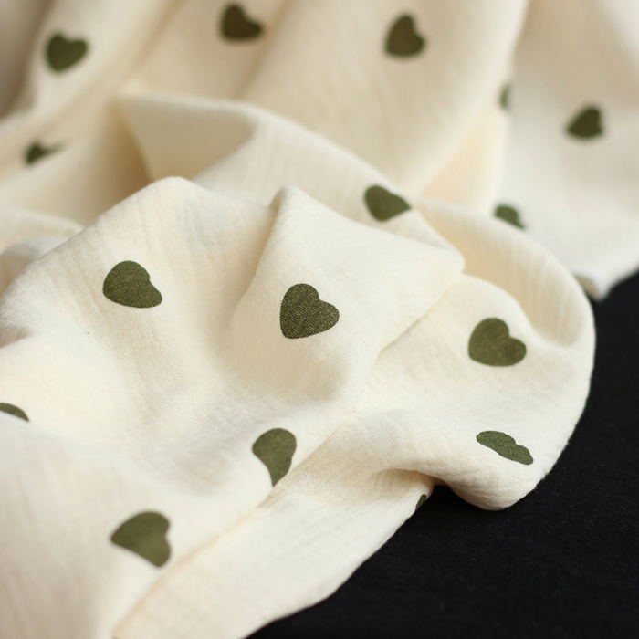 Manou - Double gaze de coton BIO exclusif écru à motif coeurs vert olive