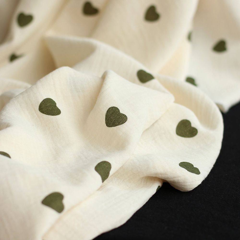 Manou - Double gaze de coton BIO exclusif écru à motif coeurs vert olive Manou - Double gaze de coton BIO exclusif écru à motif coeurs vert olive