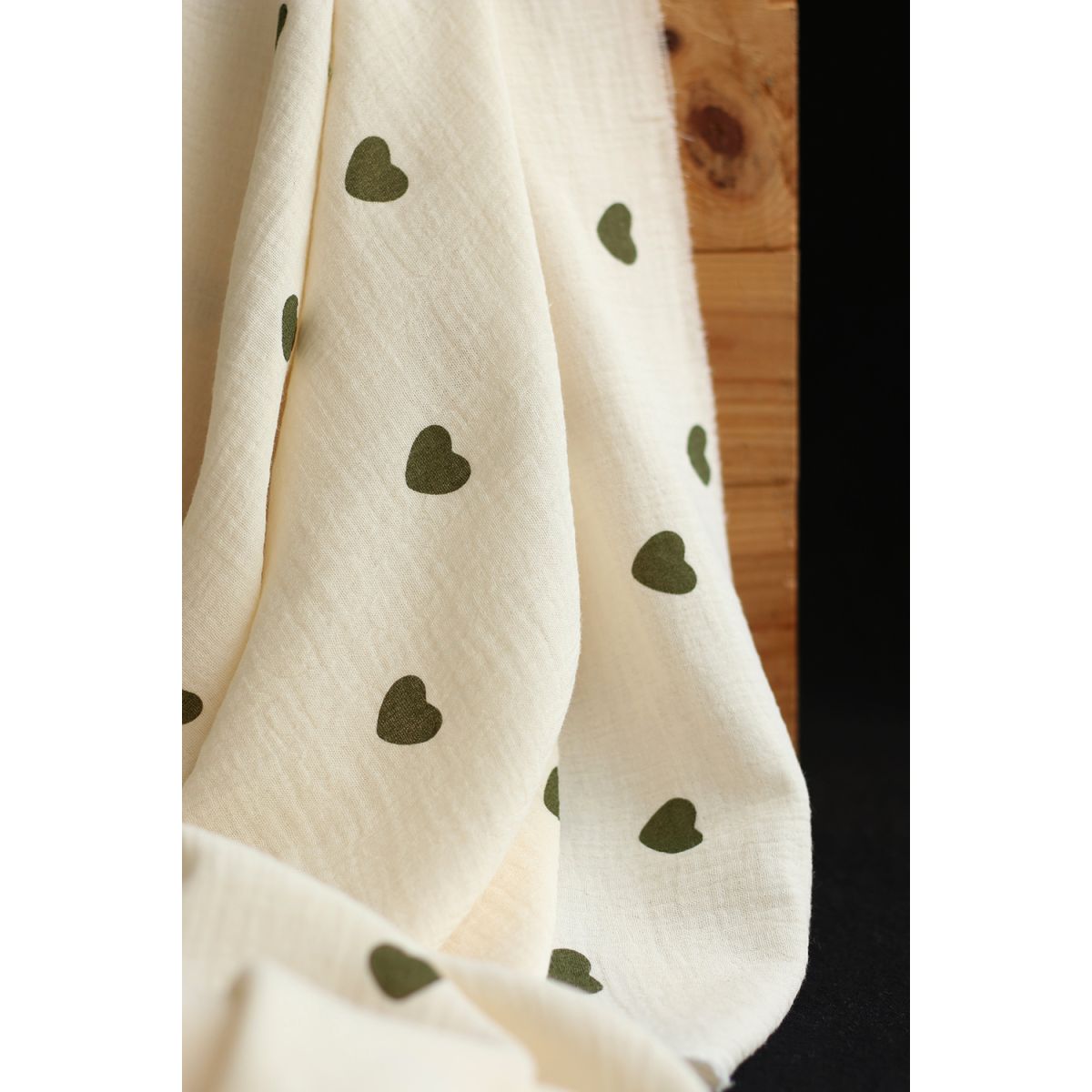 Manou - Double gaze de coton BIO exclusif écru à motif coeurs vert olive Manou - Double gaze de coton BIO exclusif écru à motif coeurs vert olive