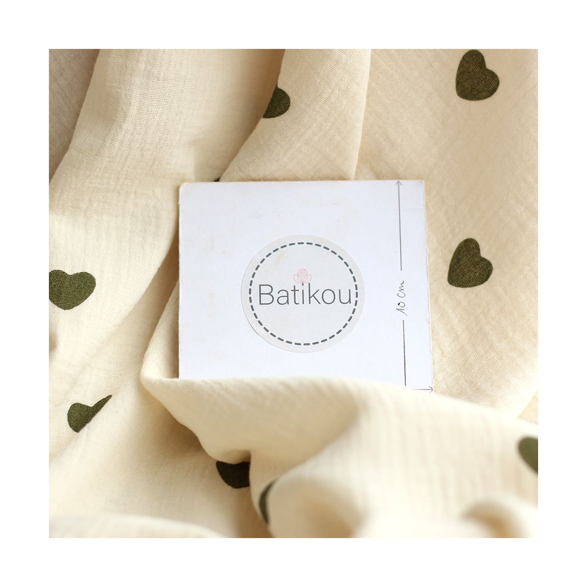 Manou - Double gaze de coton BIO exclusif écru à motif coeurs vert olive Manou - Double gaze de coton BIO exclusif écru à motif coeurs vert olive