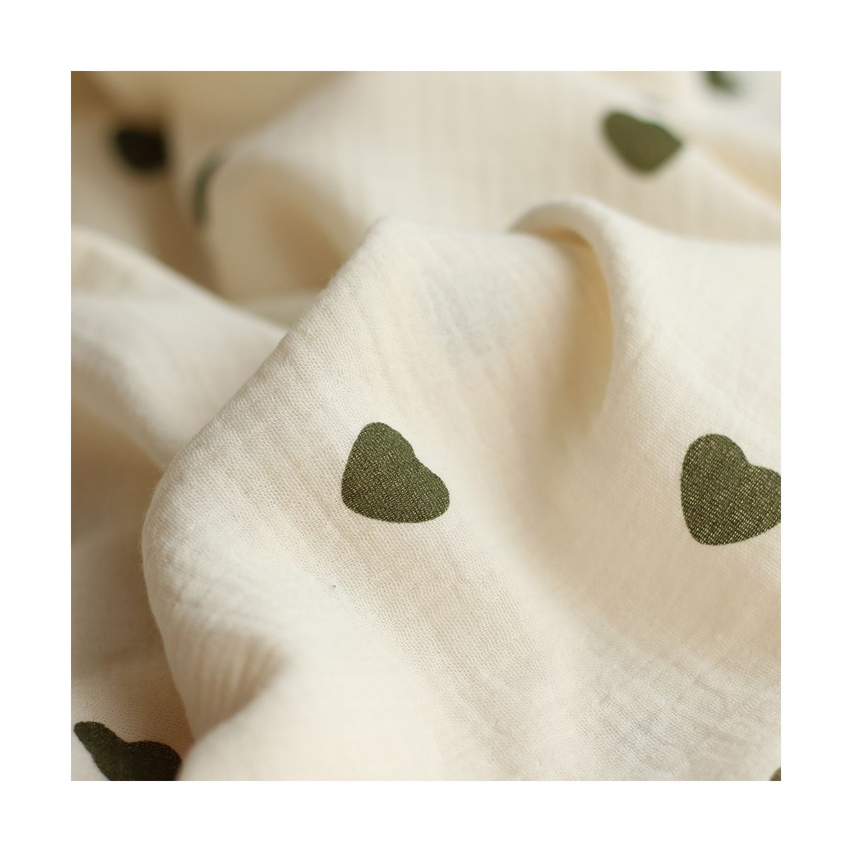 Manou - Double gaze de coton BIO exclusif écru à motif coeurs vert olive Manou - Double gaze de coton BIO exclusif écru à motif coeurs vert olive
