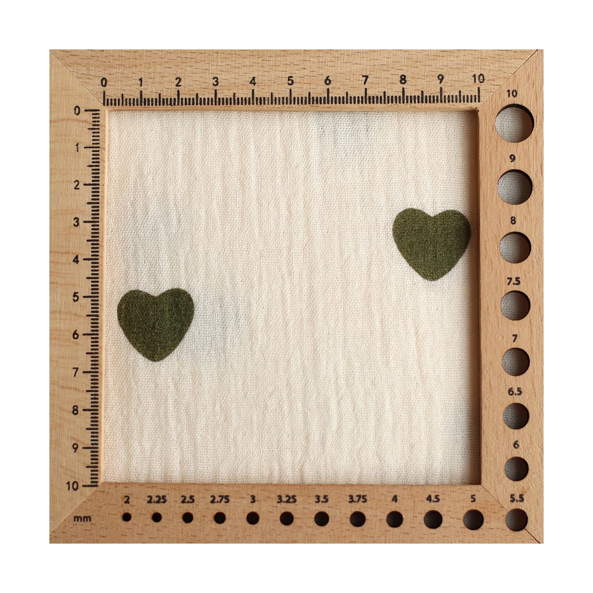 Manou - Double gaze de coton BIO exclusif écru à motif coeurs vert olive Manou - Double gaze de coton BIO exclusif écru à motif coeurs vert olive