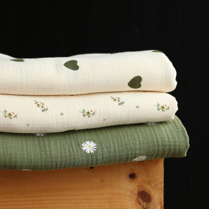 Manou - Double gaze de coton BIO exclusif écru à motif coeurs vert olive