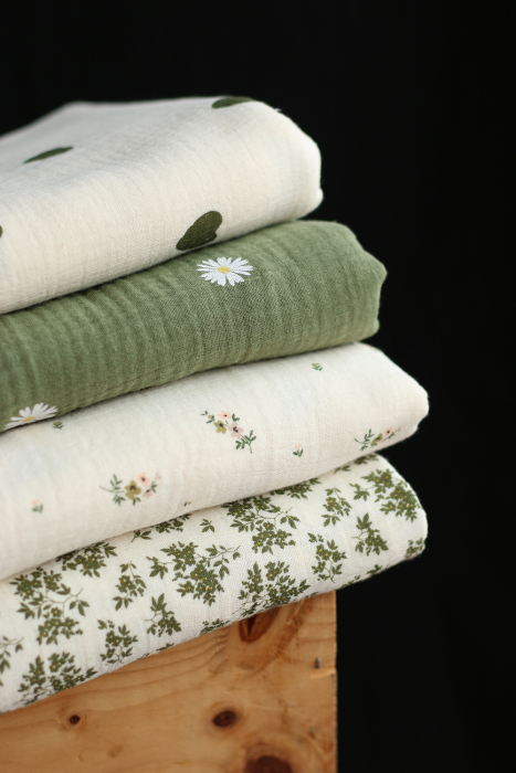 Manou - Double gaze de coton BIO exclusif écru à motif coeurs vert olive