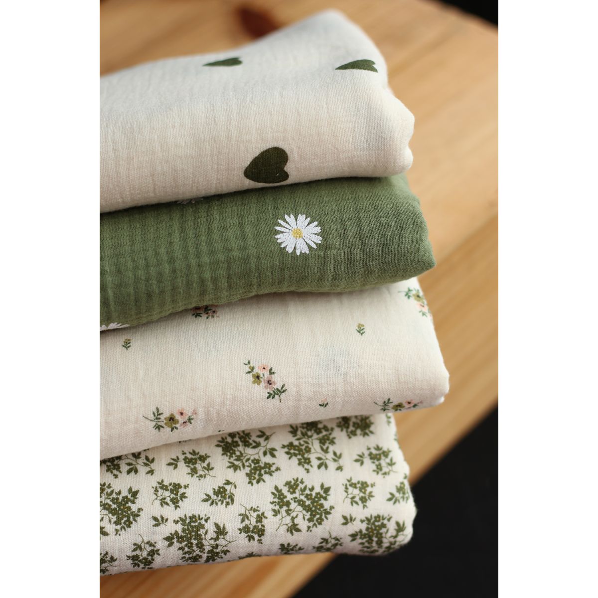 Manou - Double gaze de coton BIO exclusif écru à motif coeurs vert olive Manou - Double gaze de coton BIO exclusif écru à motif coeurs vert olive