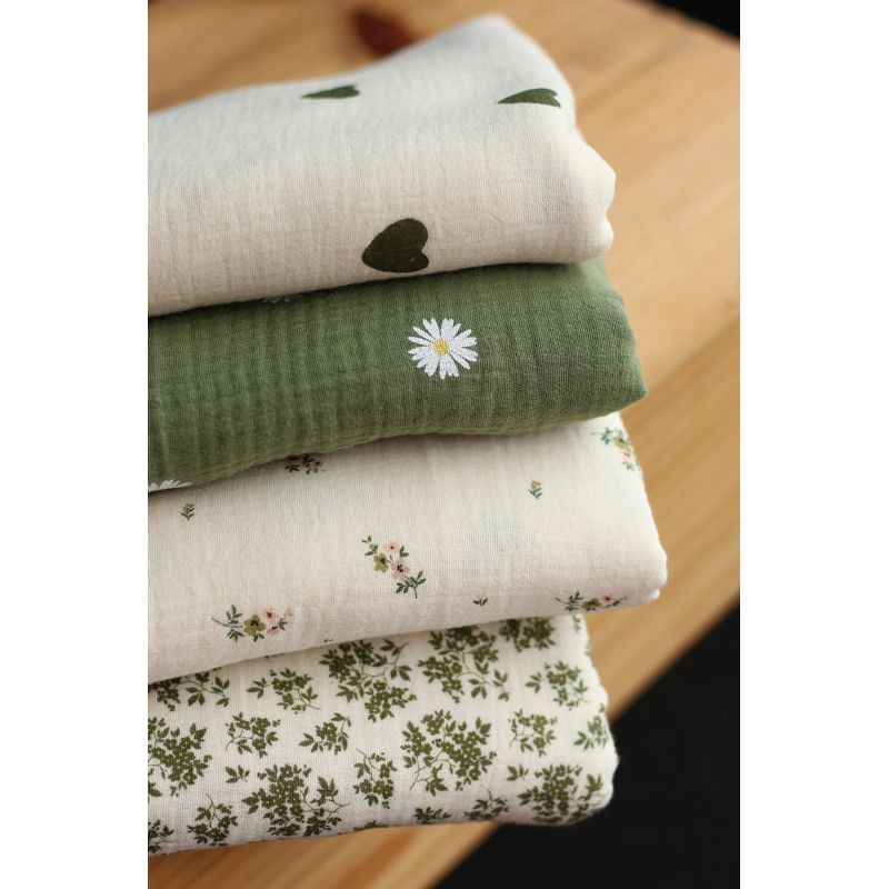 Manou - Double gaze de coton BIO exclusif écru à motif coeurs vert olive Manou - Double gaze de coton BIO exclusif écru à motif coeurs vert olive