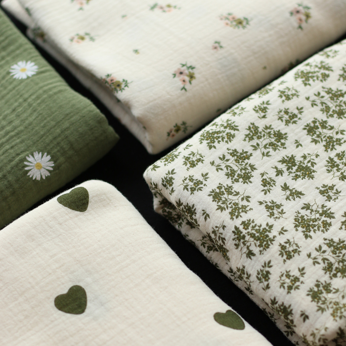 Manou - Double gaze de coton BIO exclusif écru à motif coeurs vert olive