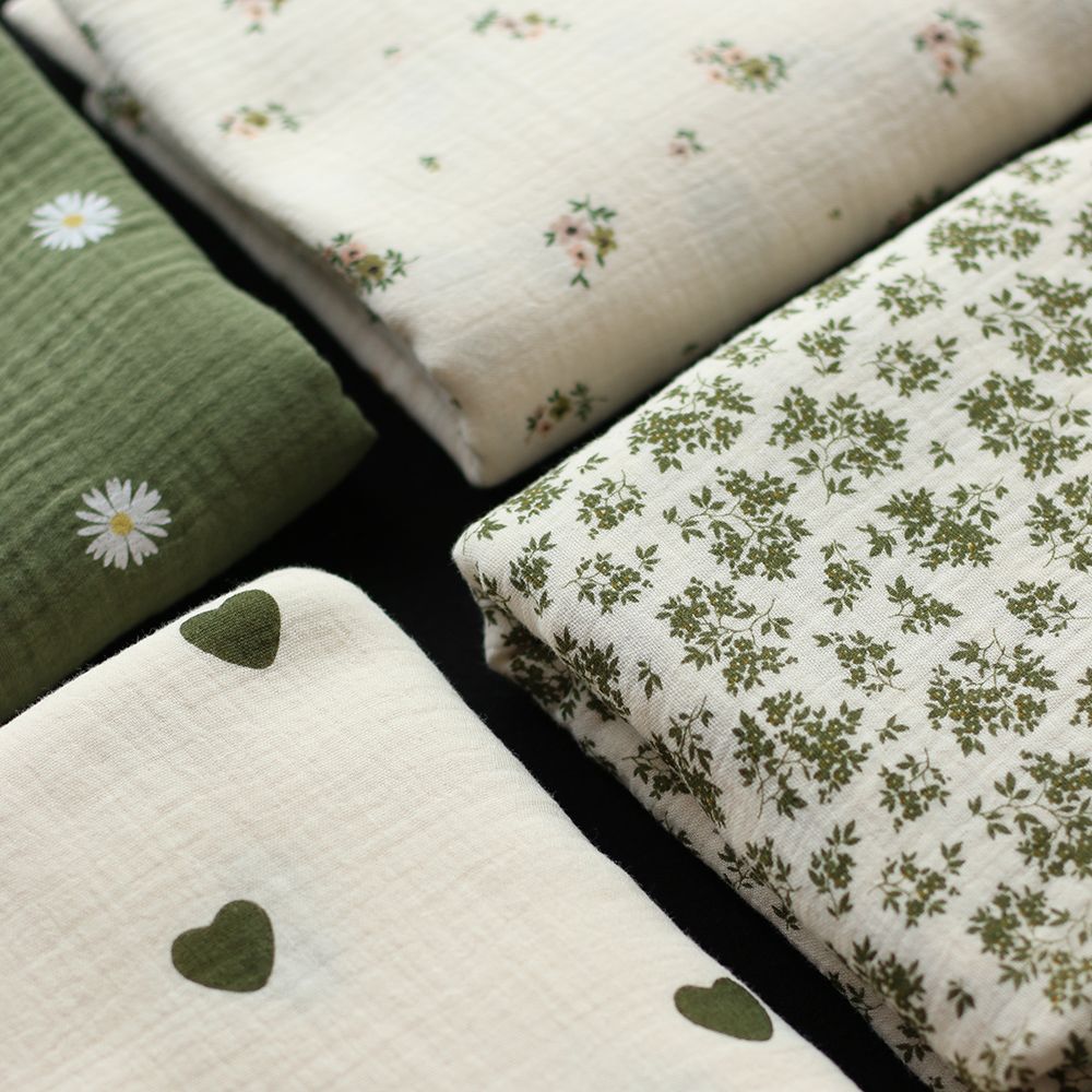 Manou - Double gaze de coton BIO exclusif écru à motif coeurs vert olive Manou - Double gaze de coton BIO exclusif écru à motif coeurs vert olive