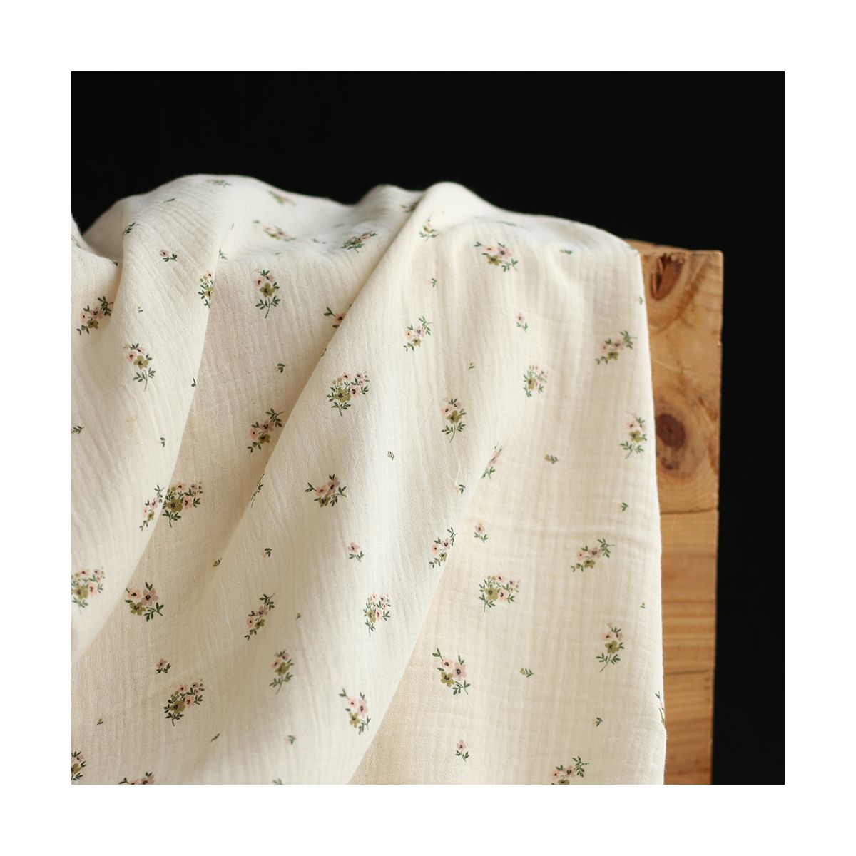 Laure - Double gaze coton BIO motif exclusif fond écru vert olive Laure - Double gaze coton BIO motif exclusif fond écru vert olive