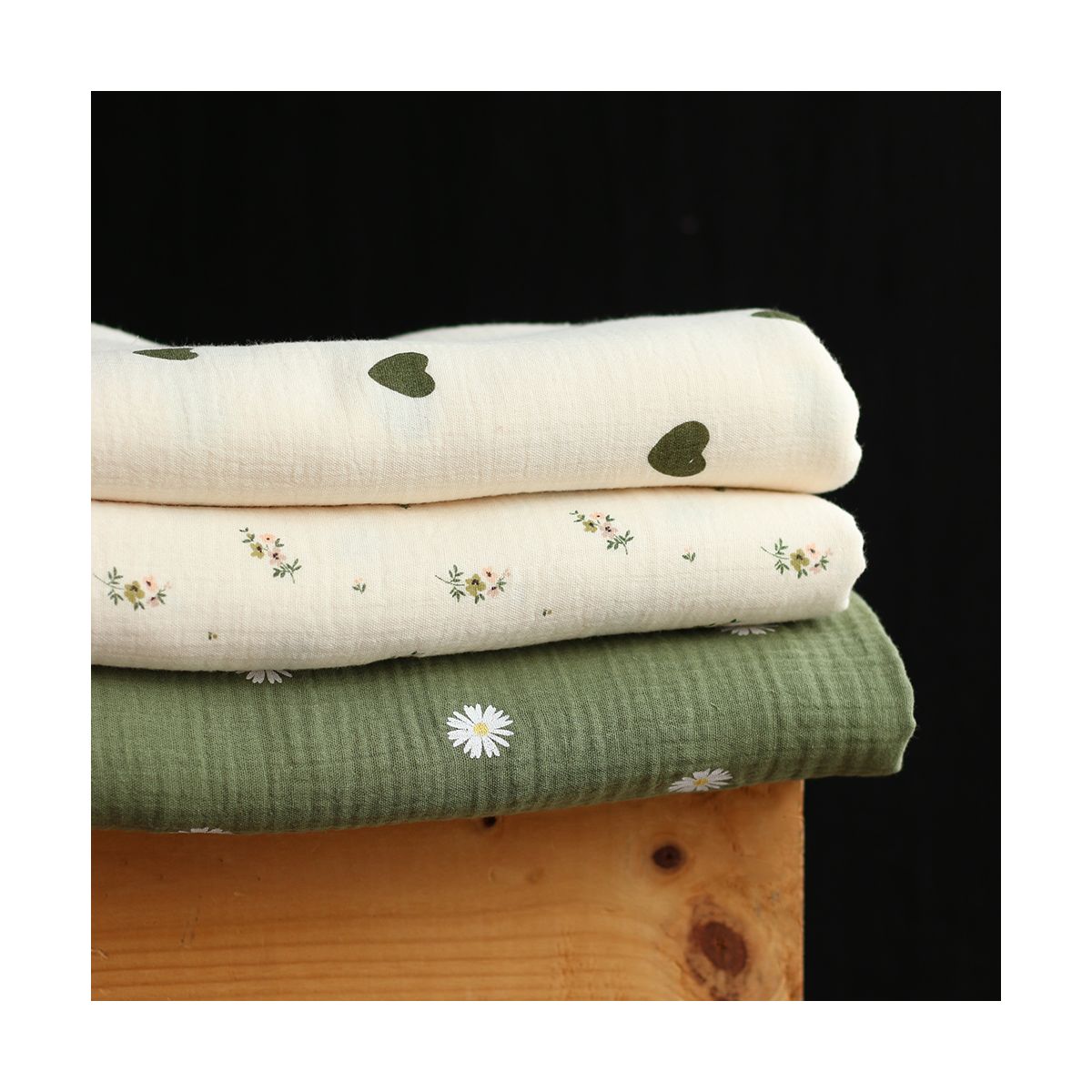 Laure - Double gaze coton BIO motif exclusif fond écru vert olive Laure - Double gaze coton BIO motif exclusif fond écru vert olive