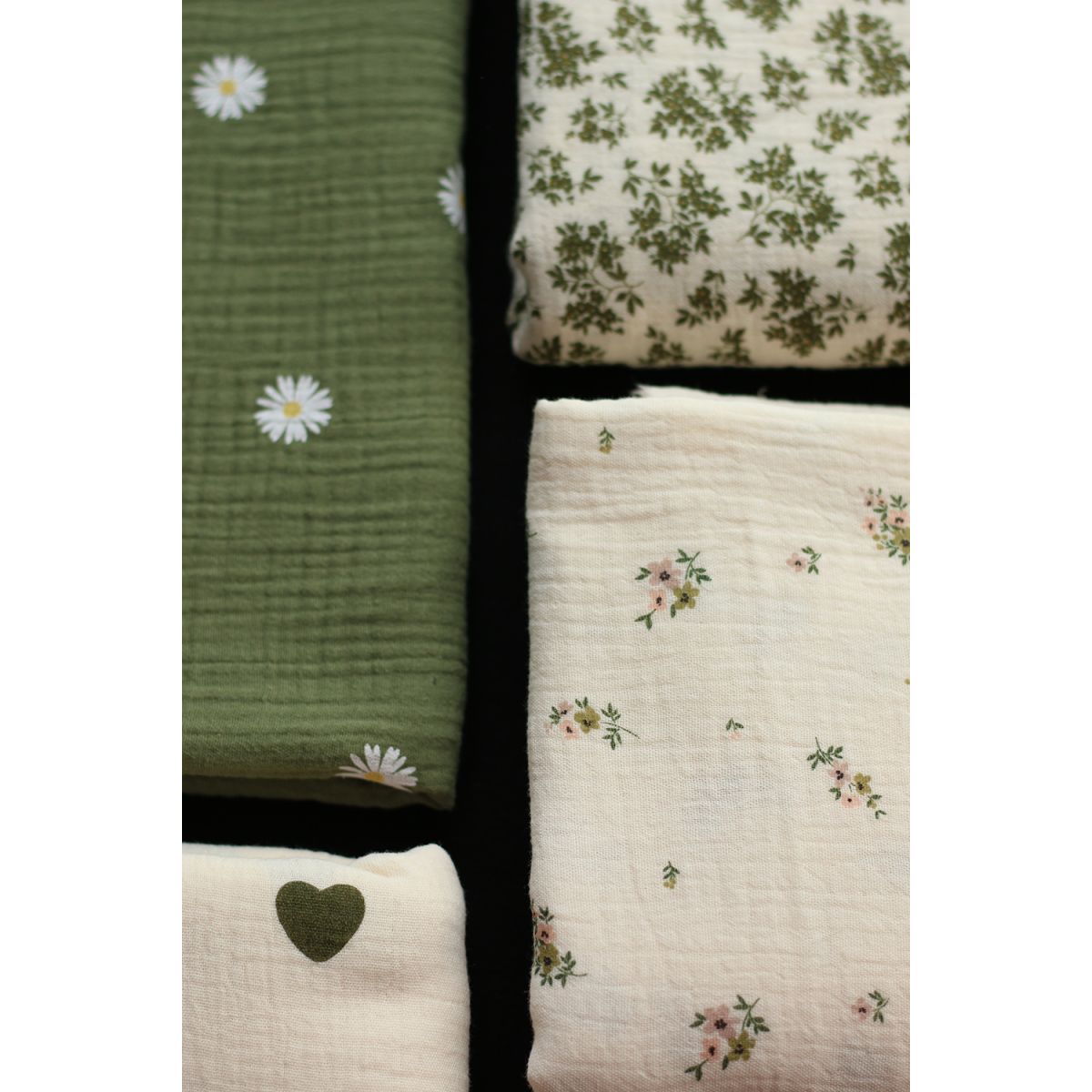 Laure - Double gaze coton BIO motif exclusif fond écru vert olive Laure - Double gaze coton BIO motif exclusif fond écru vert olive