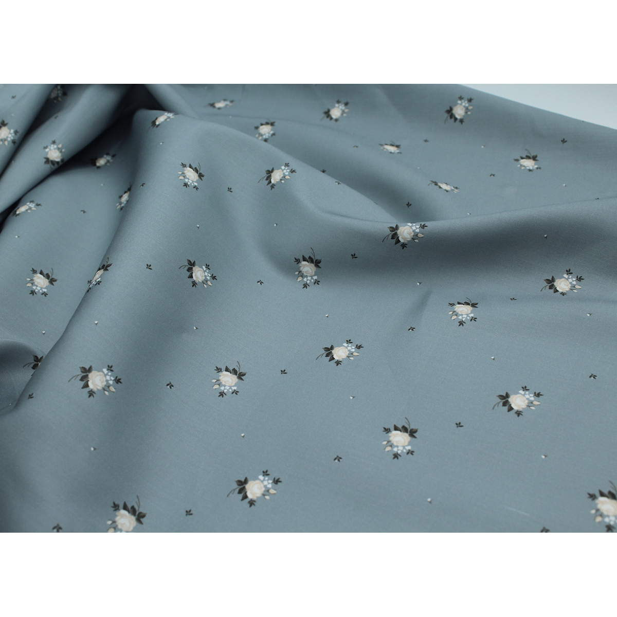 Coton satiné motif Lily exclusif Batikou fond bleu grisé