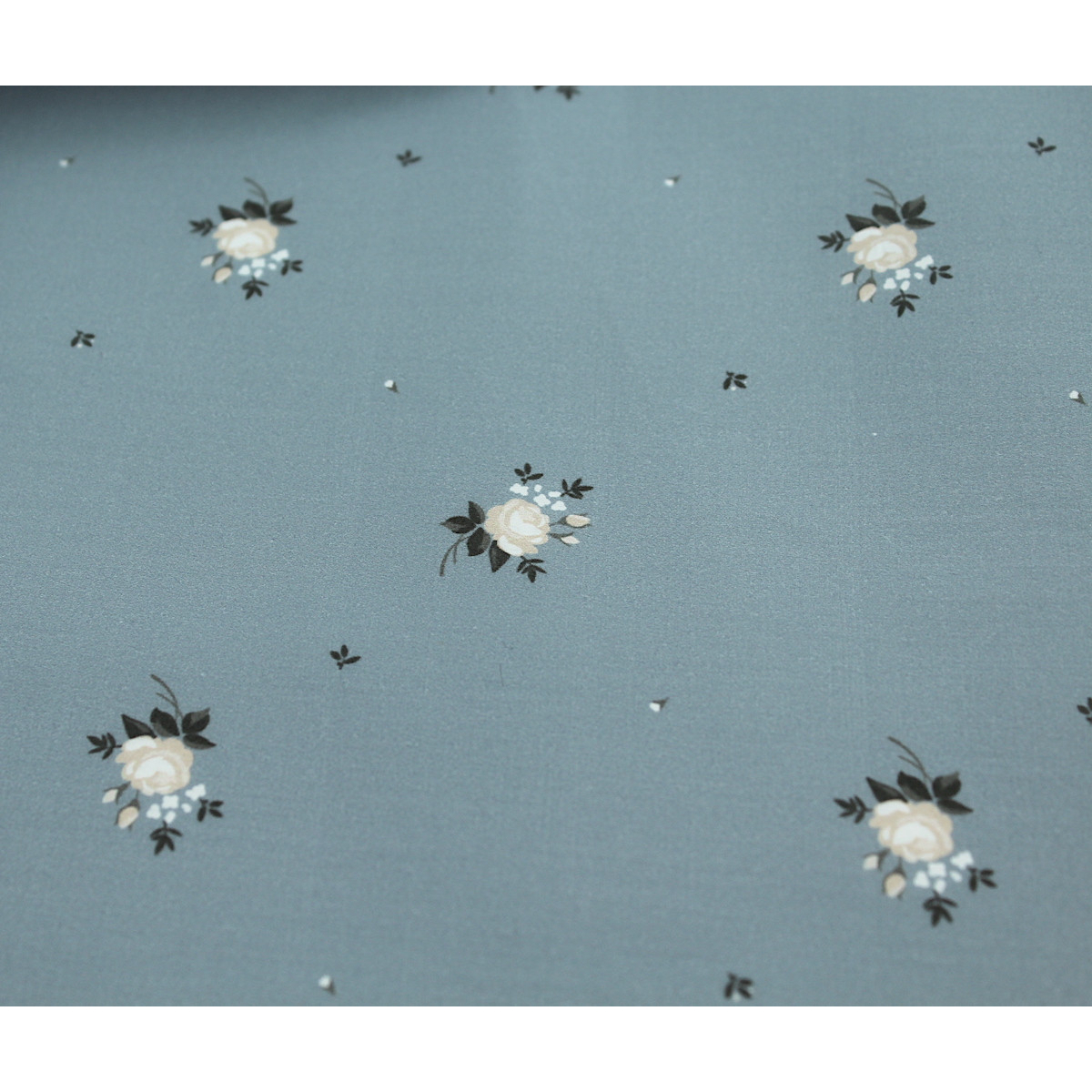 Coton satiné motif Lily exclusif Batikou fond bleu grisé