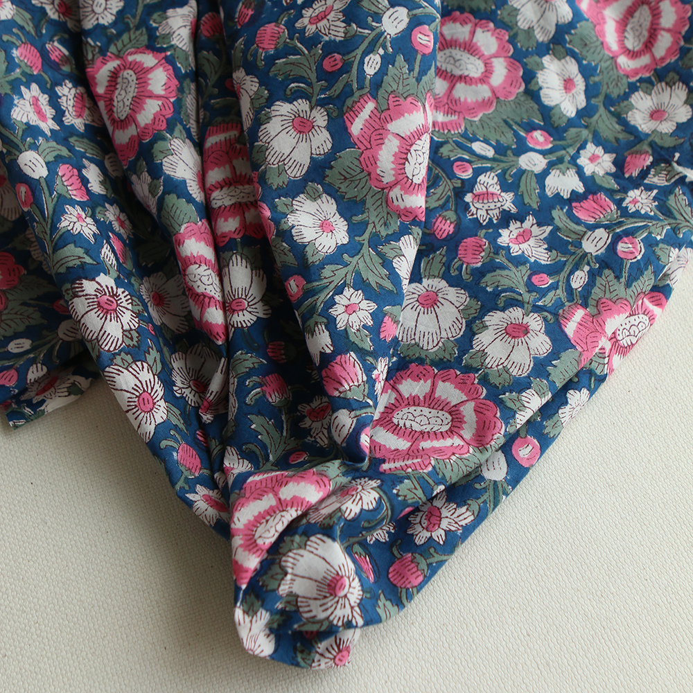 Tissu indien Neha coton hand block bleu motif floral rose vert et écru