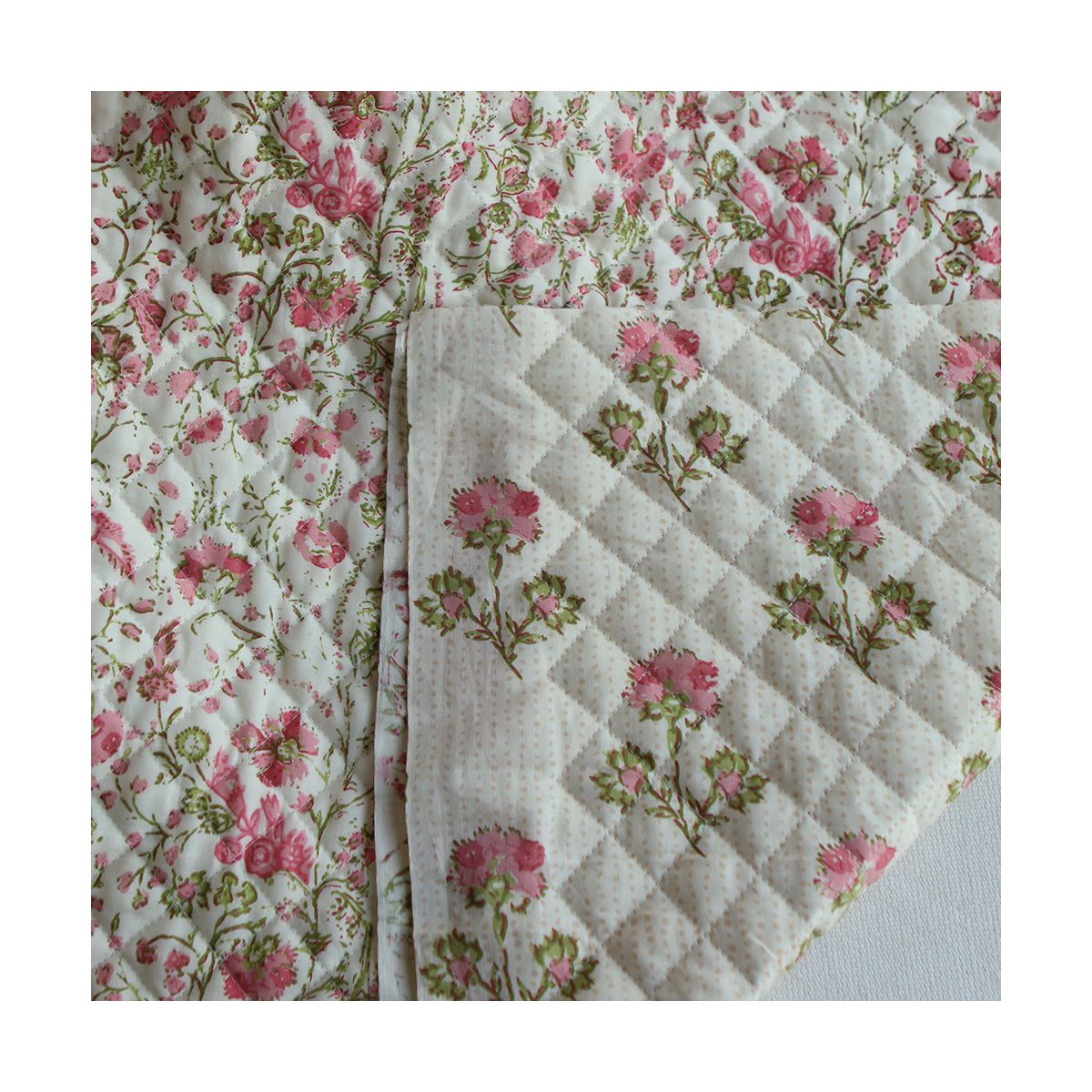 Karishma rose - Tissu indien matelassé double face coton hand block largeur 100cm Karishma rose - Tissu indien matelassé double face coton hand block largeur 100cm