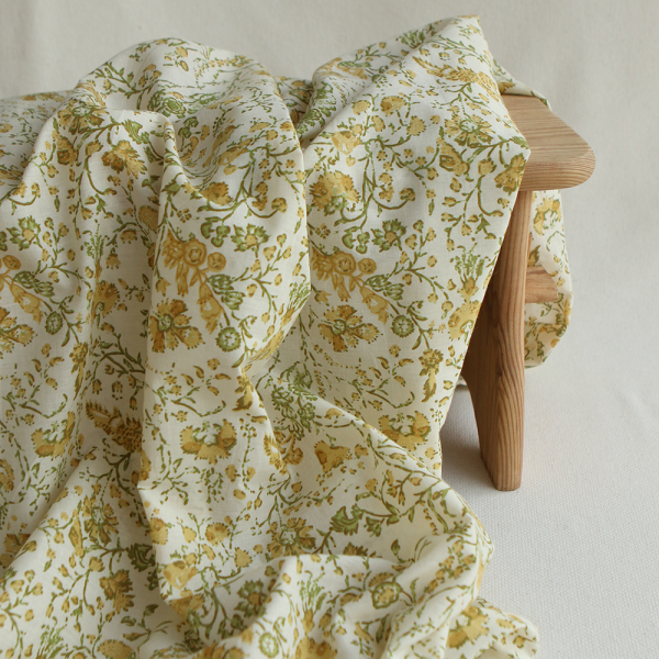 Tissu indien Karishma jaune hand block floral moutarde vert olive fond écru