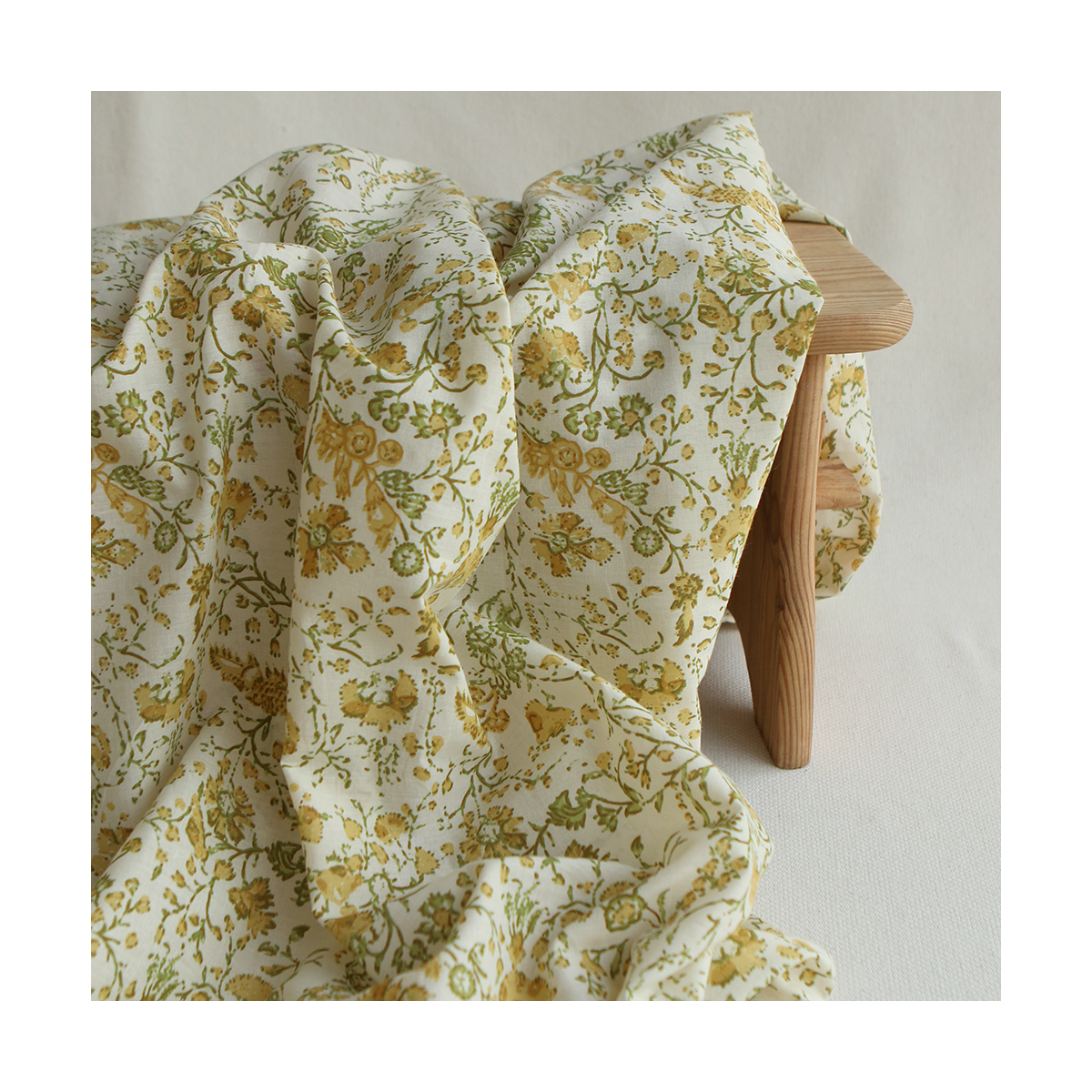 Tissu indien Karishma jaune hand block floral moutarde vert olive fond écru