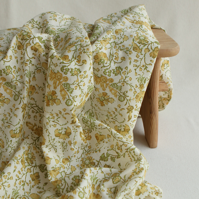 Tissu indien Karishma jaune hand block floral moutarde vert olive fond écru