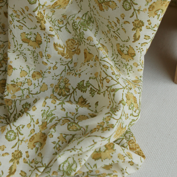 Tissu indien Karishma jaune hand block floral moutarde vert olive fond écru 2
