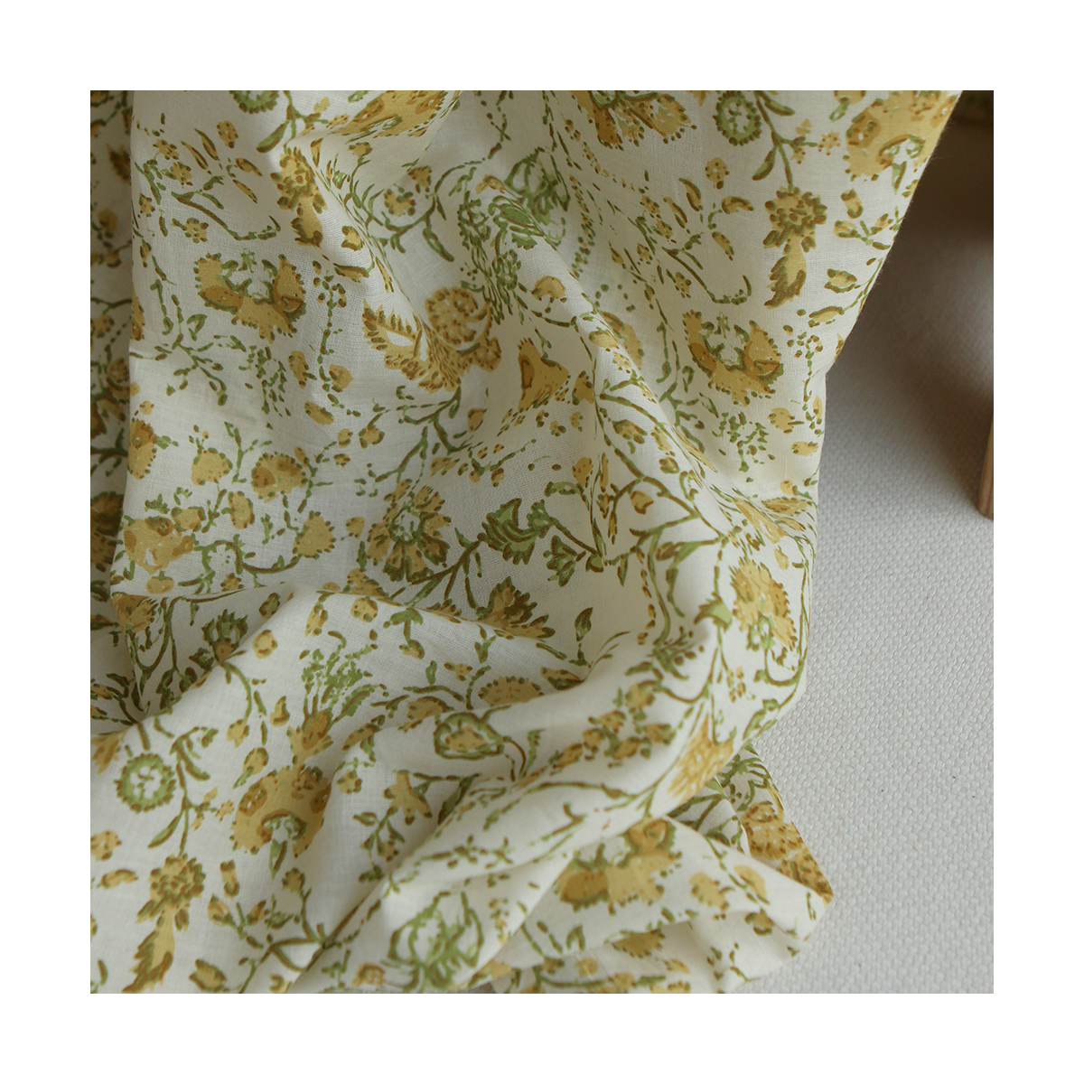 Karishma jaune - Tissu indien coton hand block floral jaune moutarde et vert sur fond écru