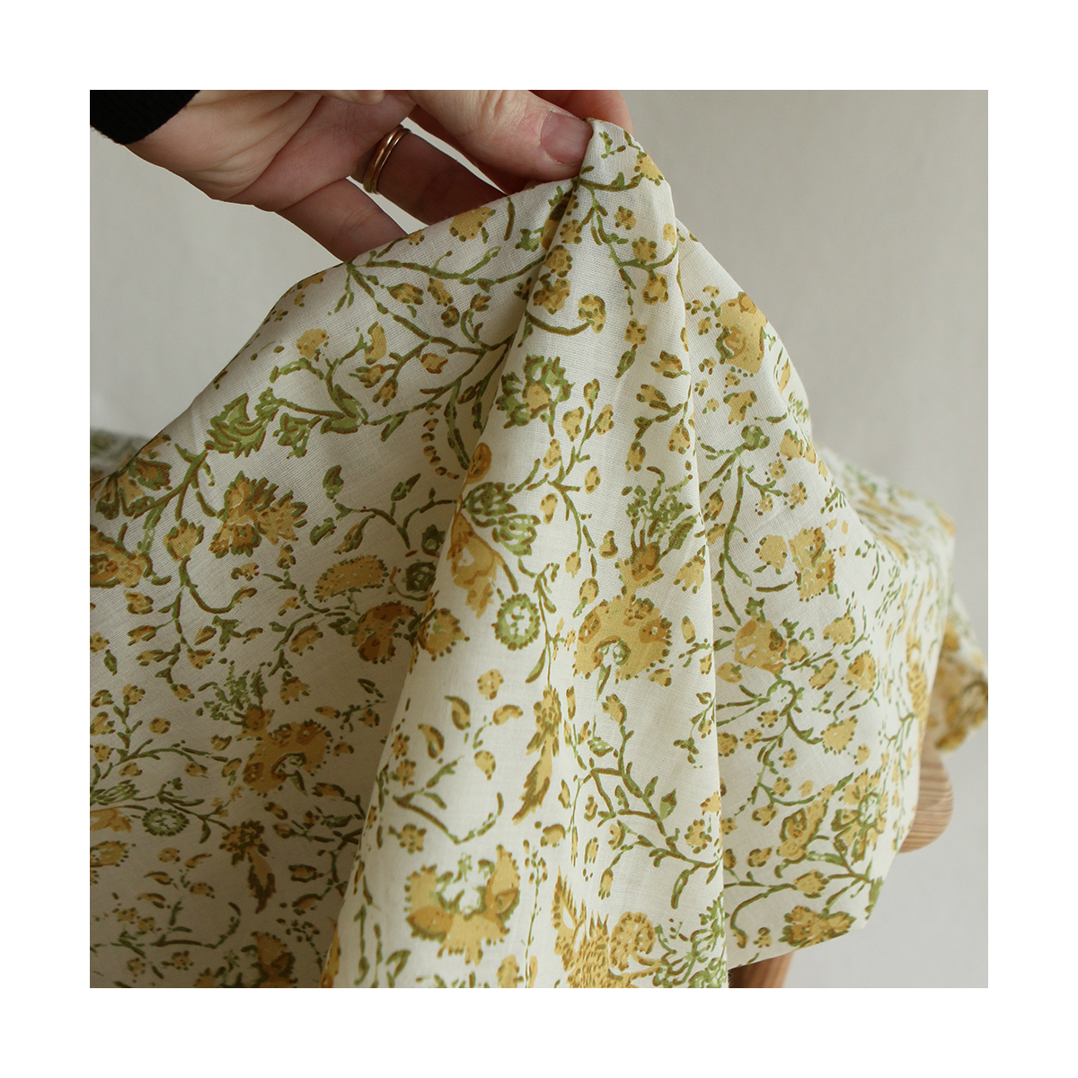Karishma jaune - Tissu indien coton hand block floral jaune moutarde et vert sur fond écru