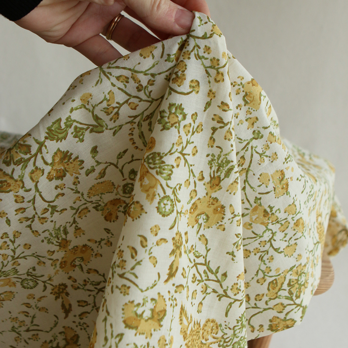Karishma jaune - Tissu indien coton hand block floral jaune moutarde et vert sur fond écru