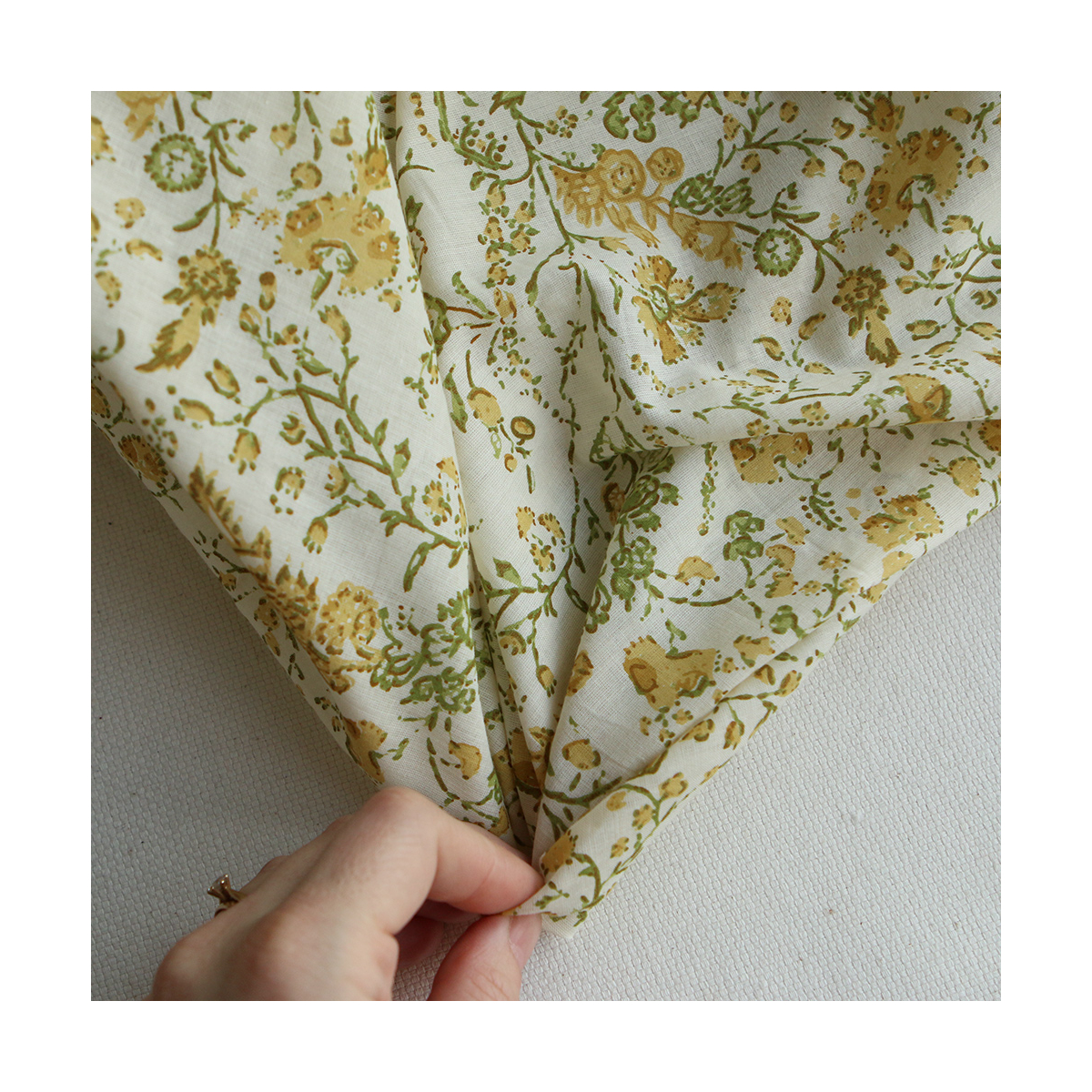 Karishma jaune - Tissu indien coton hand block floral jaune moutarde et vert sur fond écru