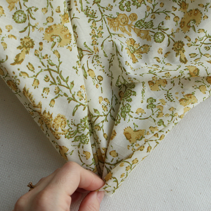 Karishma jaune - Tissu indien coton hand block floral jaune moutarde et vert sur fond écru