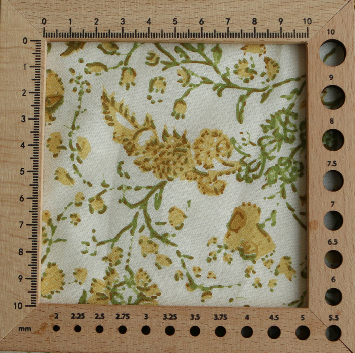 Karishma jaune - Tissu indien coton hand block floral jaune moutarde et vert sur fond écru