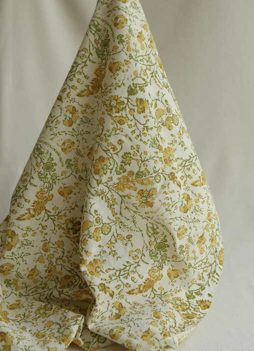 Karishma jaune - Tissu indien coton hand block floral jaune moutarde et vert sur fond écru
