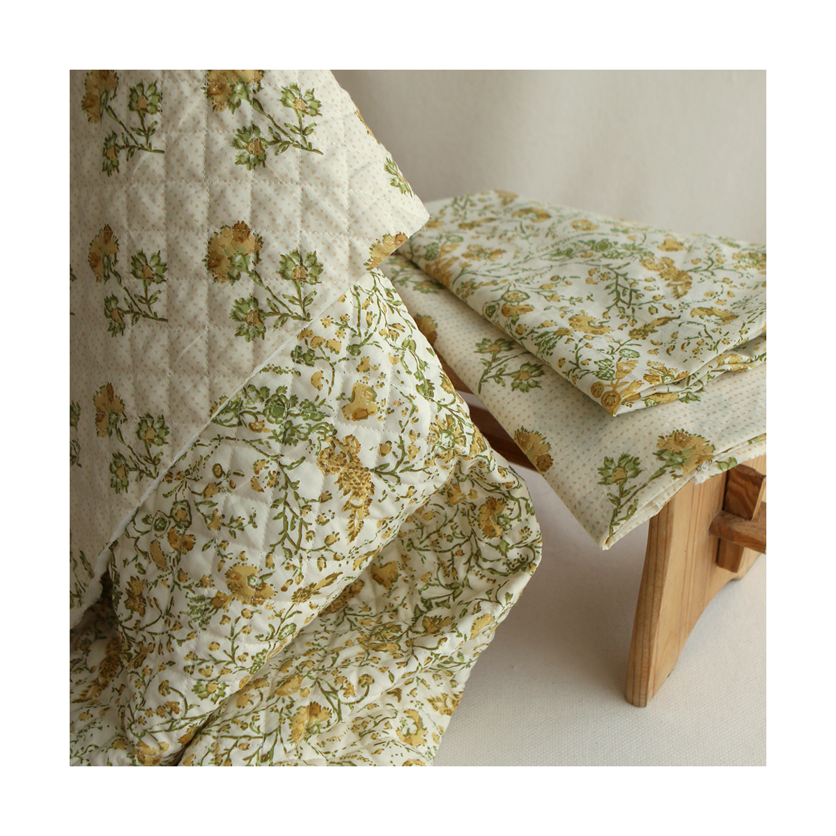 Karishma jaune - Tissu indien coton hand block floral jaune moutarde et vert sur fond écru