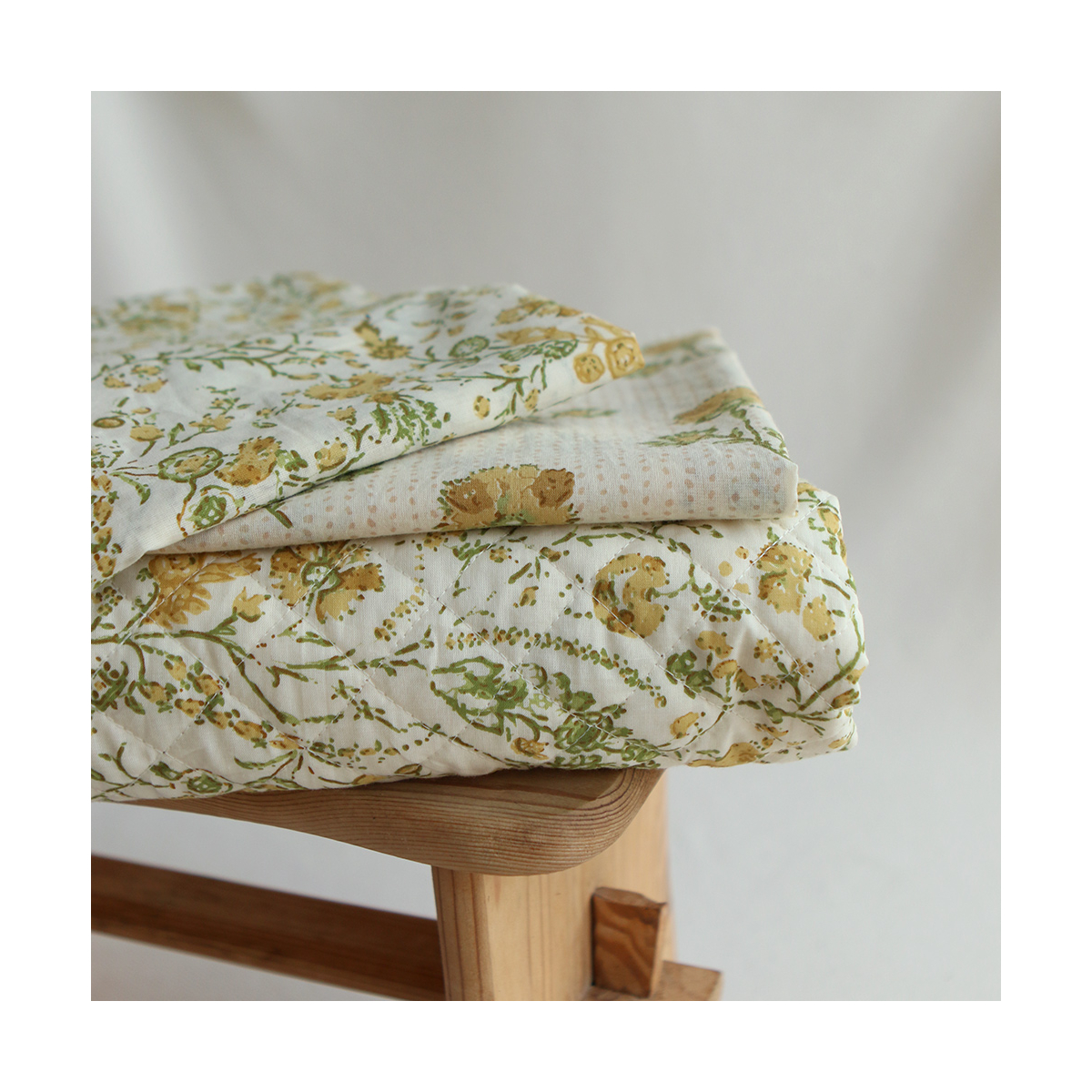 Karishma jaune - Tissu indien coton hand block floral jaune moutarde et vert sur fond écru