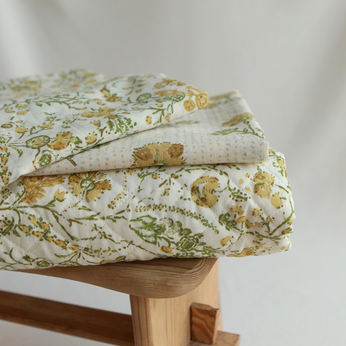 Karishma jaune - Tissu indien coton hand block floral jaune moutarde et vert sur fond écru