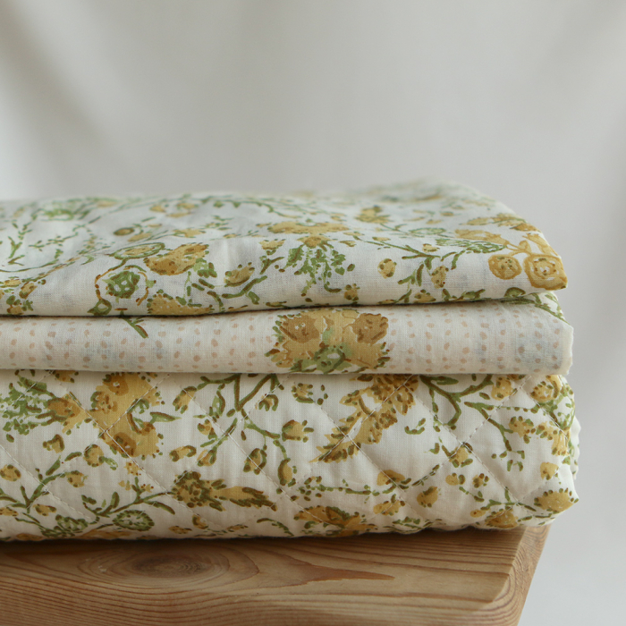Karishma jaune - Tissu indien coton hand block floral jaune moutarde et vert sur fond écru