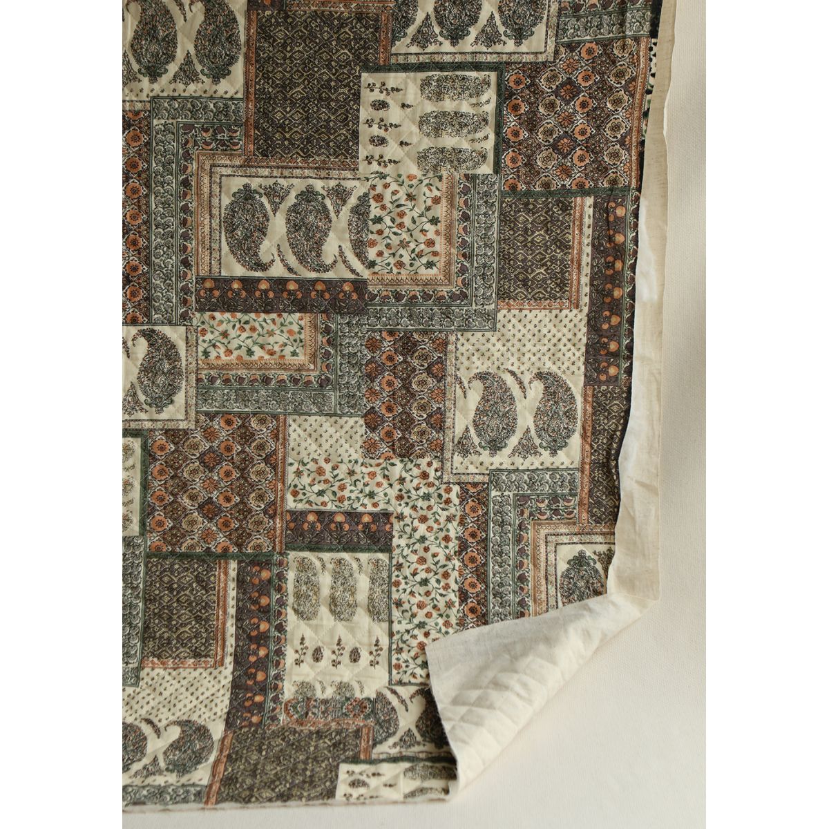Riya - Tissu indien matelassé double face coton hand block largeur 100cm Riya - Tissu indien matelassé double face coton hand block largeur 100cm