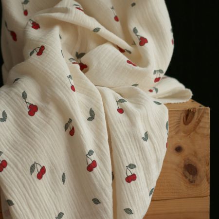Cherry - Double gaze de coton BIO écru motif exclusif cerises Cherry - Double gaze de coton BIO écru motif exclusif cerises