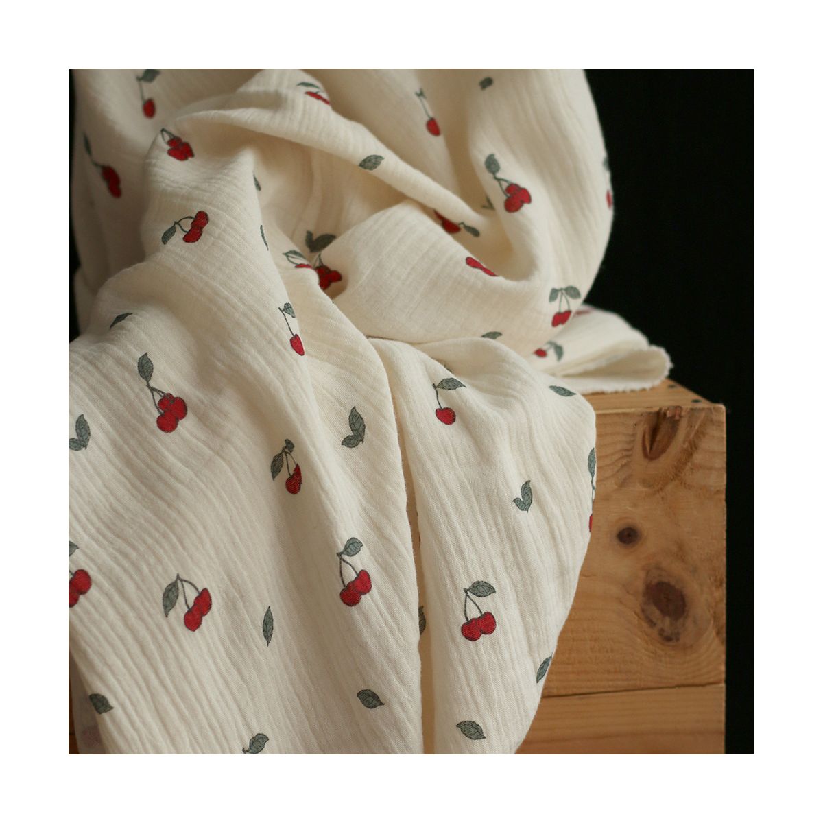 Cherry - Double gaze de coton BIO écru motif exclusif cerises Cherry - Double gaze de coton BIO écru motif exclusif cerises