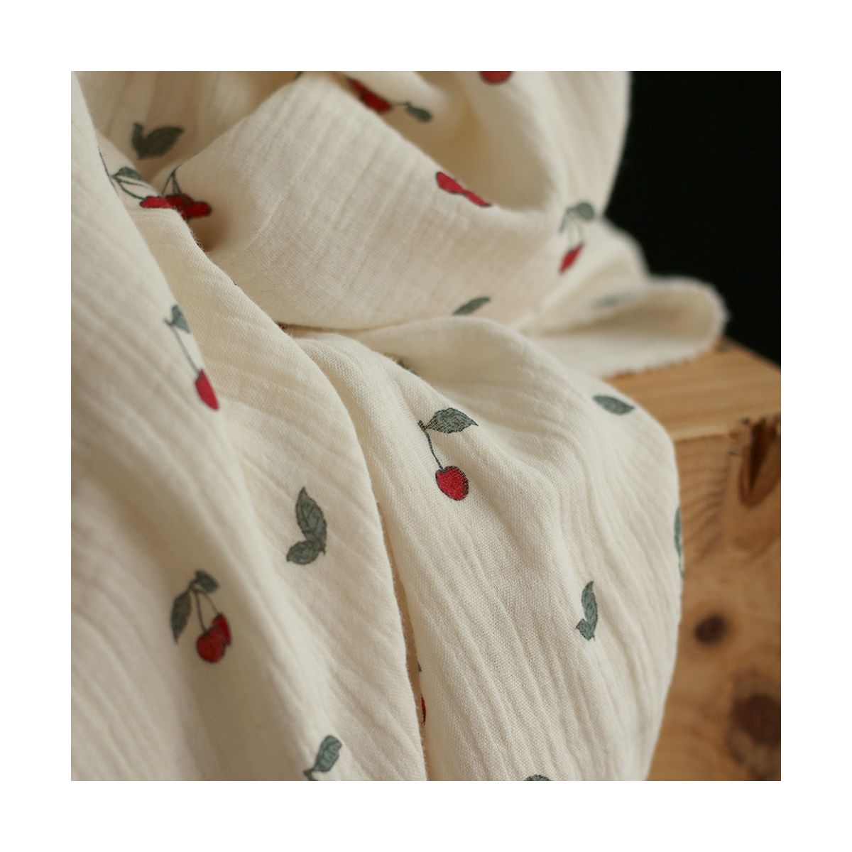 Cherry - Double gaze de coton BIO écru motif exclusif cerises Cherry - Double gaze de coton BIO écru motif exclusif cerises
