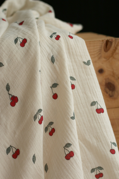 Cherry - Double gaze de coton BIO écru motif exclusif cerises
