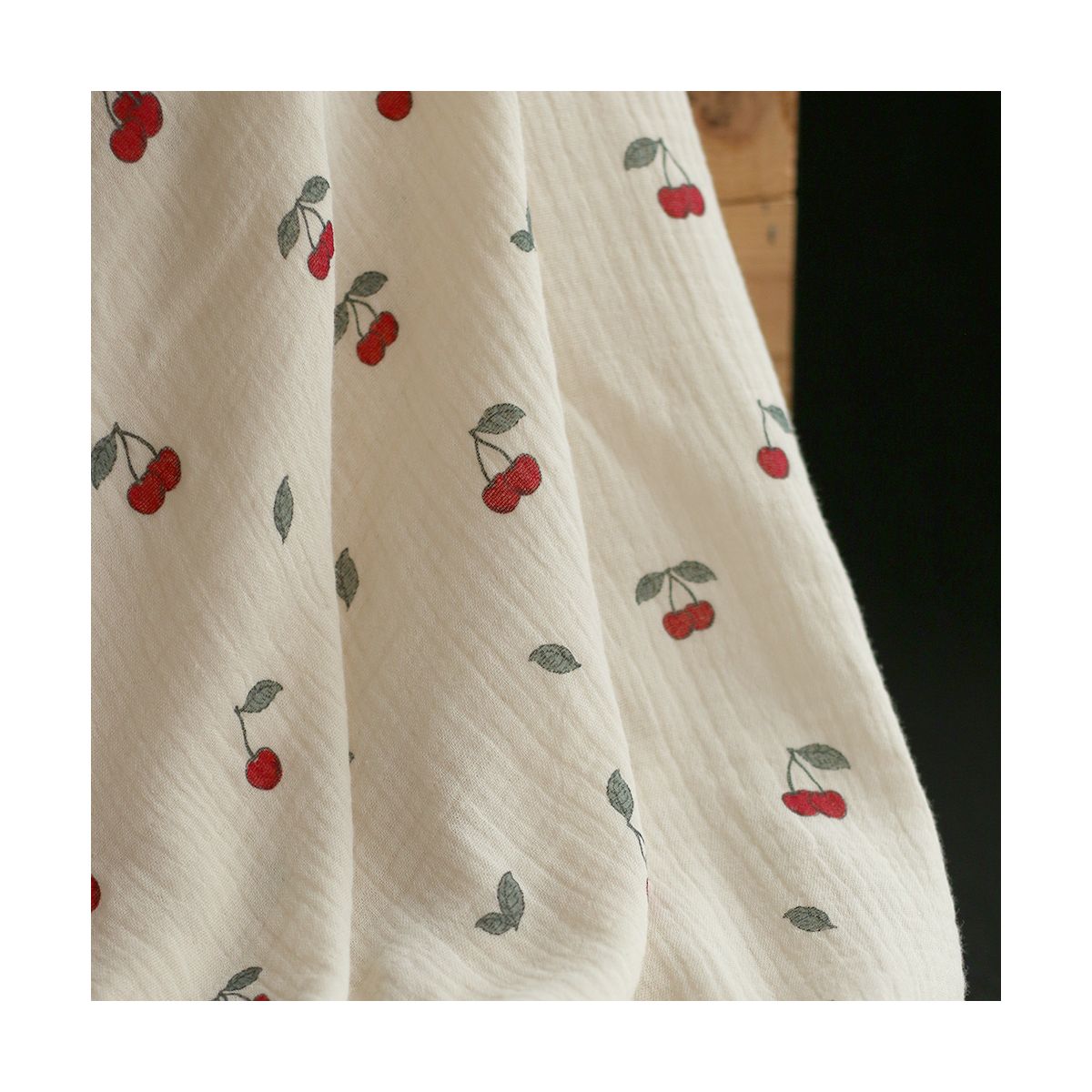Cherry - Double gaze de coton BIO écru motif exclusif cerises Cherry - Double gaze de coton BIO écru motif exclusif cerises