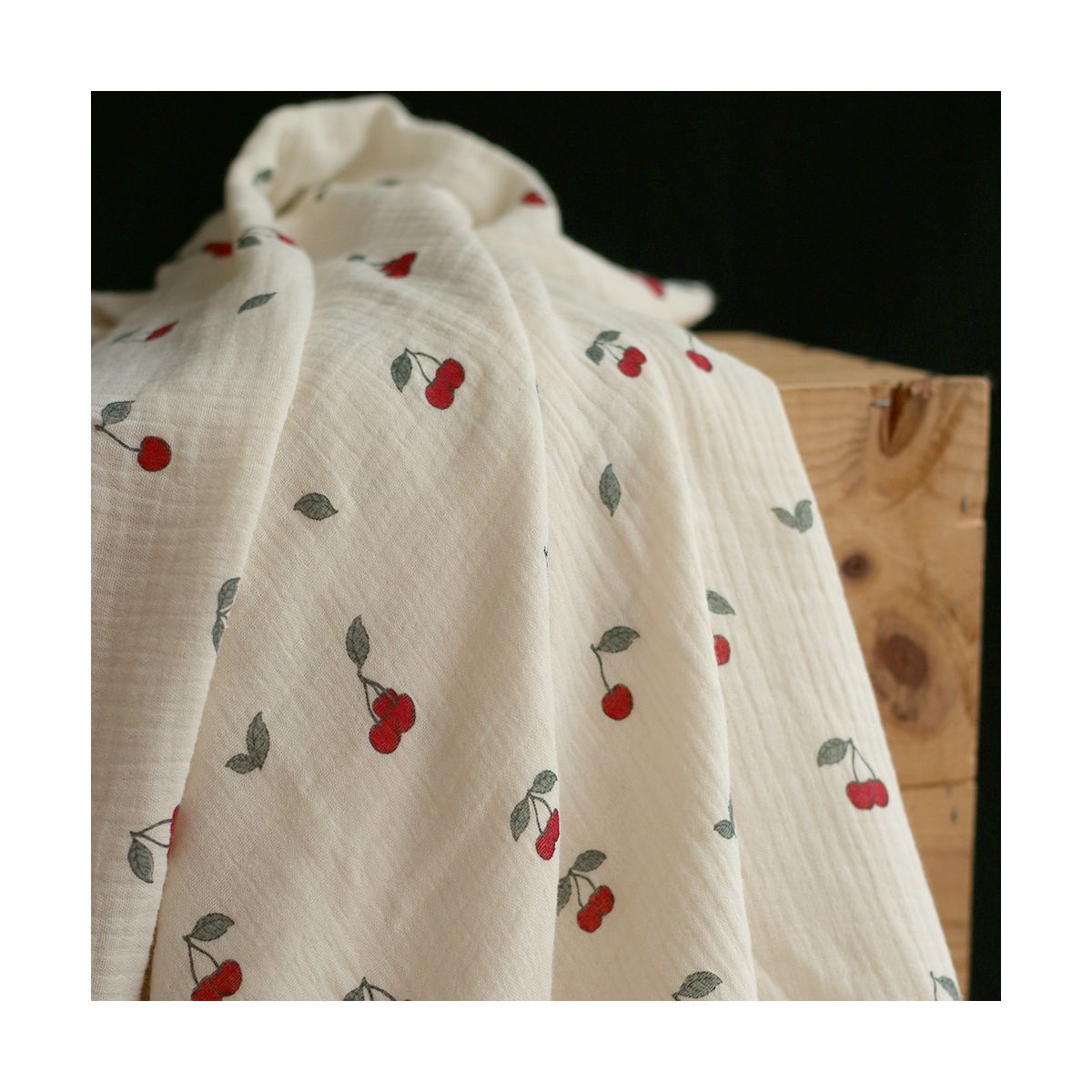 Cherry - Double gaze de coton BIO écru motif exclusif cerises Cherry - Double gaze de coton BIO écru motif exclusif cerises