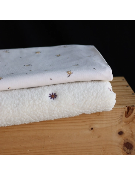 Teddy / moumoute bouclé fond écru broderies pâquerettes