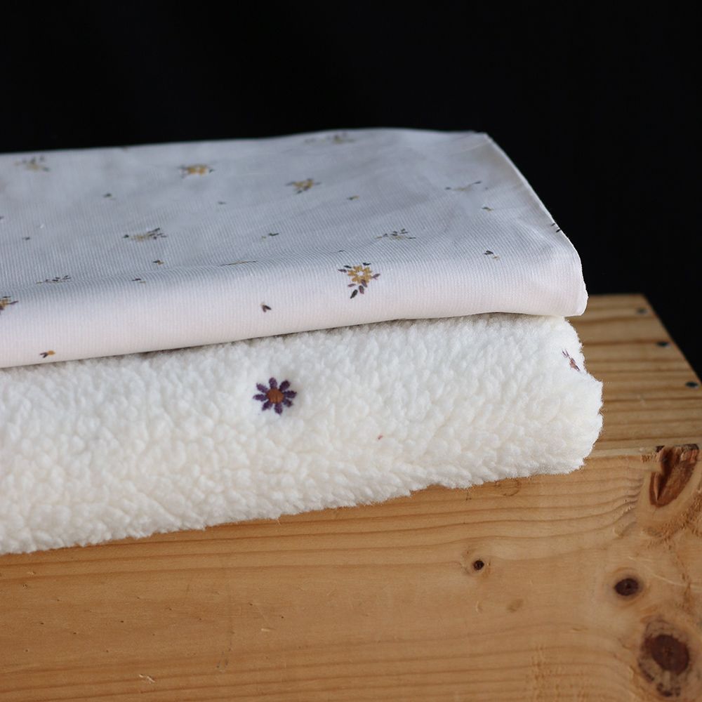 Teddy / moumoute bouclé fond écru broderies pâquerettes