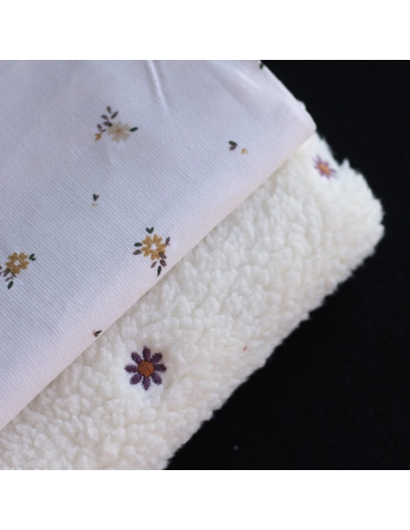 Teddy / moumoute bouclé fond écru broderies pâquerettes