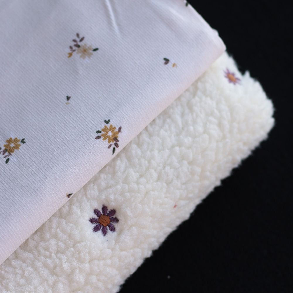 Teddy / moumoute bouclé fond écru broderies pâquerettes