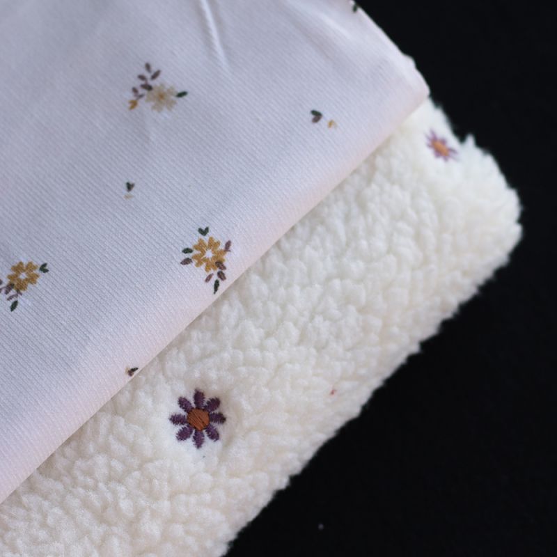 Teddy / moumoute bouclé fond écru broderies pâquerettes