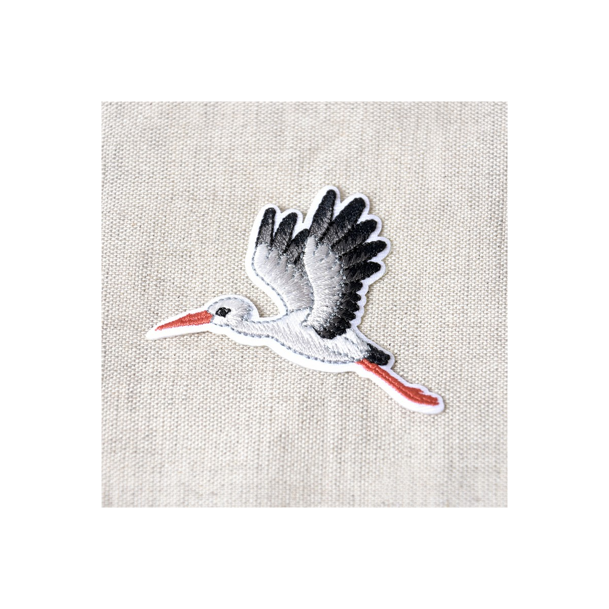 Ecusson cigogne thermocollant sans couture 55mm Ecusson cigogne thermocollant sans couture 55mm