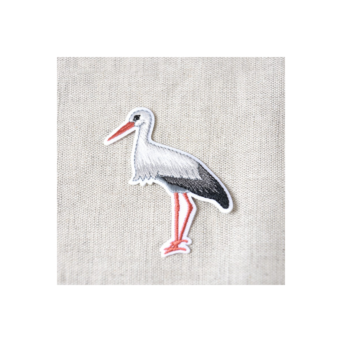 Ecusson cigogne thermocollant sans couture 5,5cm Ecusson cigogne thermocollant sans couture 5,5cm