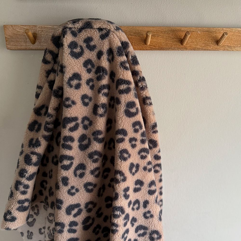 Teddy / moumoute bouclé / sherpa fond marron glacé léopard Graou